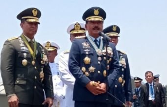 Mutasi Terbatas TNI AD Panglima TNI Marsekal TNI Hadi Tjahjanto menyampaikan pernyataan usai peringatan HUT Ke-74 TNI di Taxy Way Echo Lanud Halim Perdanakusuma, Jakarta Timur, Sabtu (5/10/2019) (ANTARA News/Fathur Rochman)