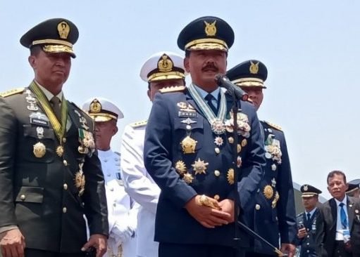 Panglima TNI Marsekal TNI Hadi Tjahjanto menyampaikan pernyataan usai peringatan HUT Ke-74 TNI di Taxy Way Echo Lanud Halim Perdanakusuma, Jakarta Timur, Sabtu (5/10/2019) (ANTARA News/Fathur Rochman)