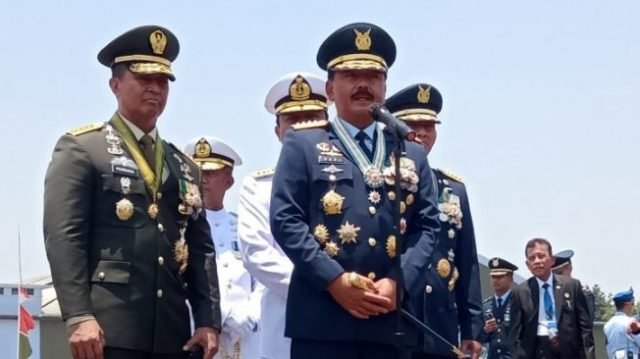 Panglima TNI Marsekal TNI Hadi Tjahjanto menyampaikan pernyataan usai peringatan HUT Ke-74 TNI di Taxy Way Echo Lanud Halim Perdanakusuma, Jakarta Timur, Sabtu (5/10/2019) (ANTARA News/Fathur Rochman)