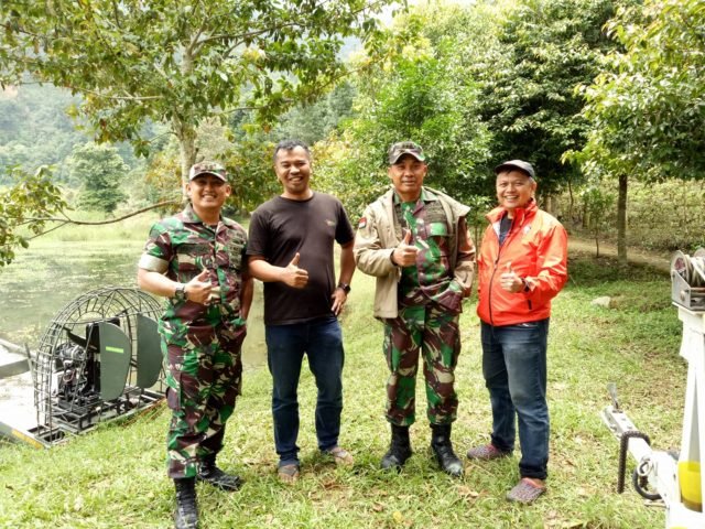 Dandim 0621 Francisco, Ketua Umum MAPPAS Masyarakat Peduli Pariwisita Indonesia ET Hadi Saputra, Danrem 061 M. Hasan dan H. Anas Boogie pada kegiatan normalisasi hulu Ciliwung di Talaga Saat Puncak Februari 2018.